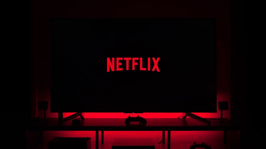 テレビに表示されているNETFLIXの文字