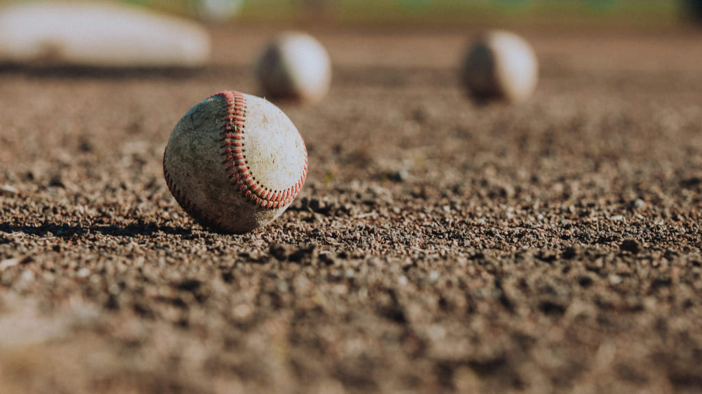 砂利の上に置かれた野球ボール